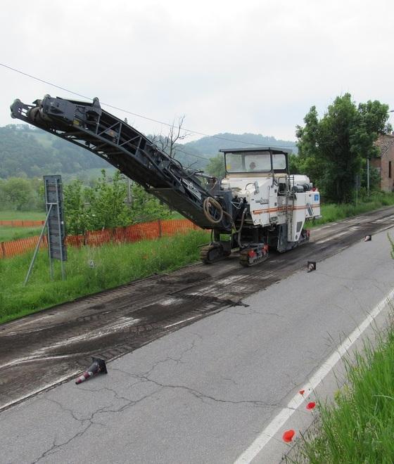 Arriva il Giro, tutti a chiudere le buche 