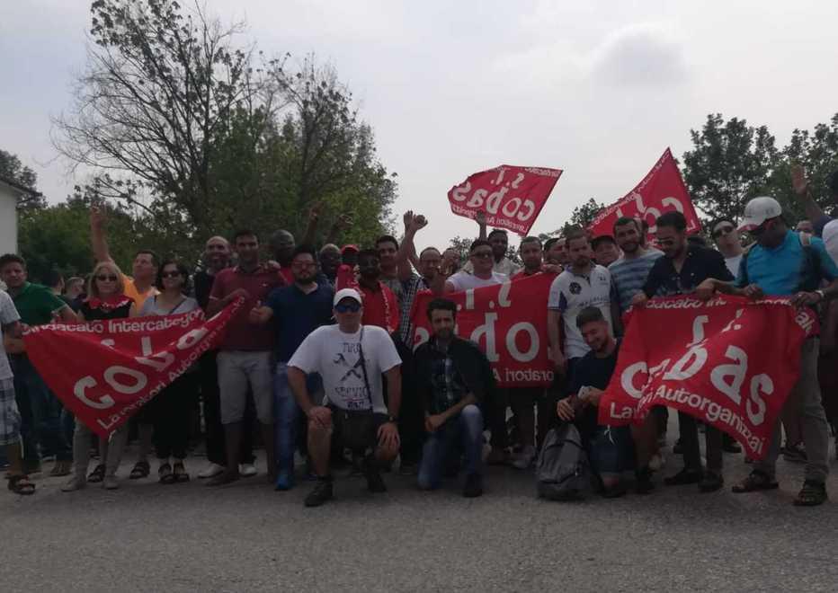 «Pistola puntata contro durante la protesta» 
