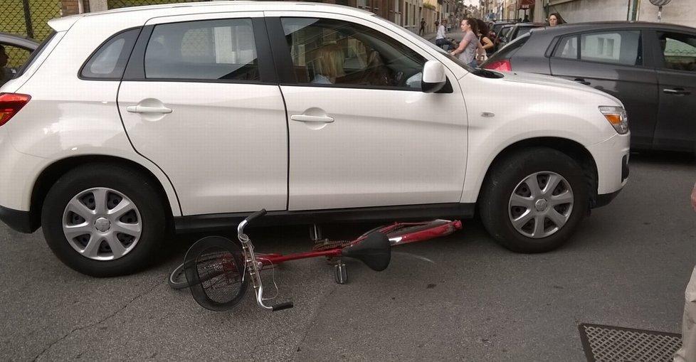 Scontro bici auto all’incrocio Ragazza cade e sbatte la testa