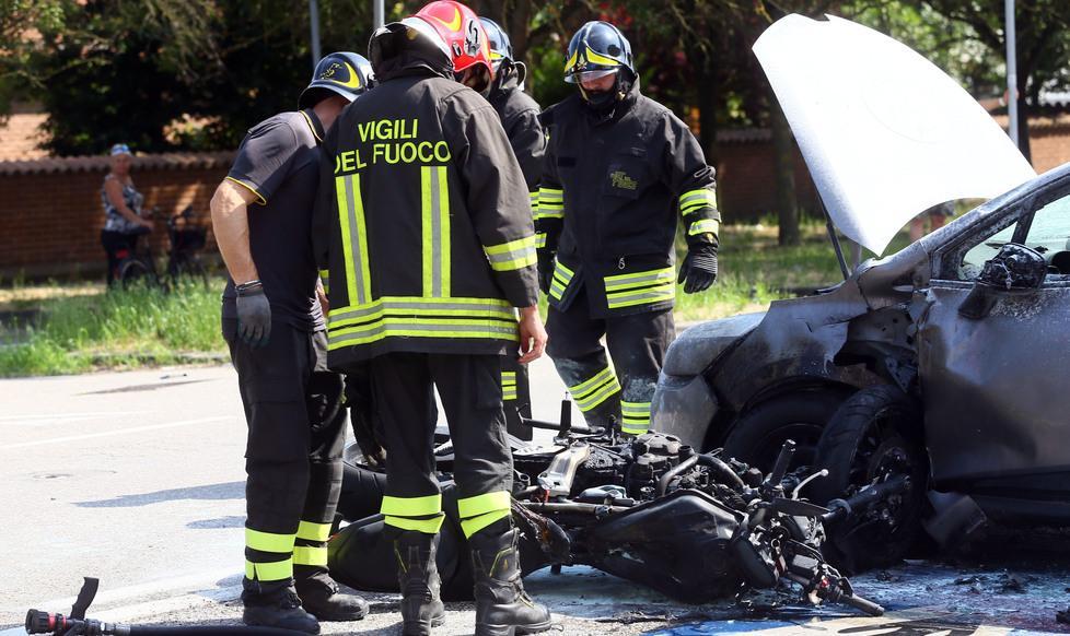 Scontro auto-moto e rogo Paura in via Bologna 