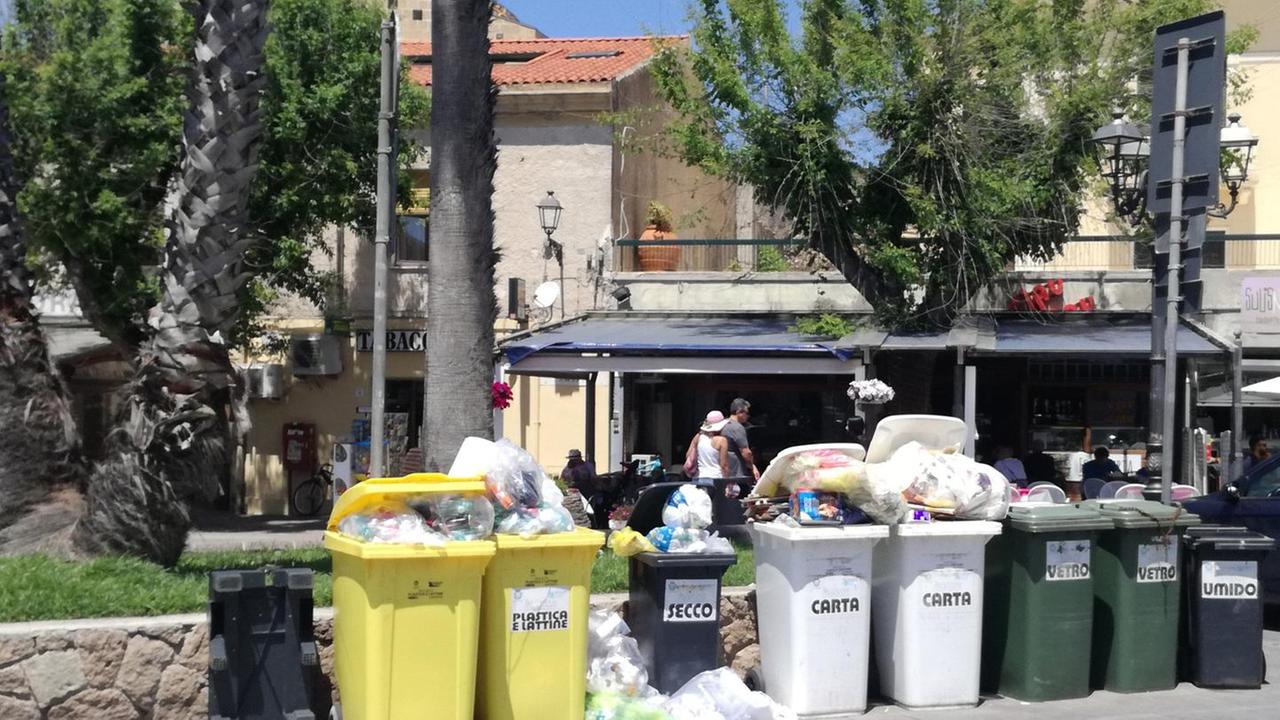 Alghero, bar e ristoranti assediati da mastelli colmi di rifiuti