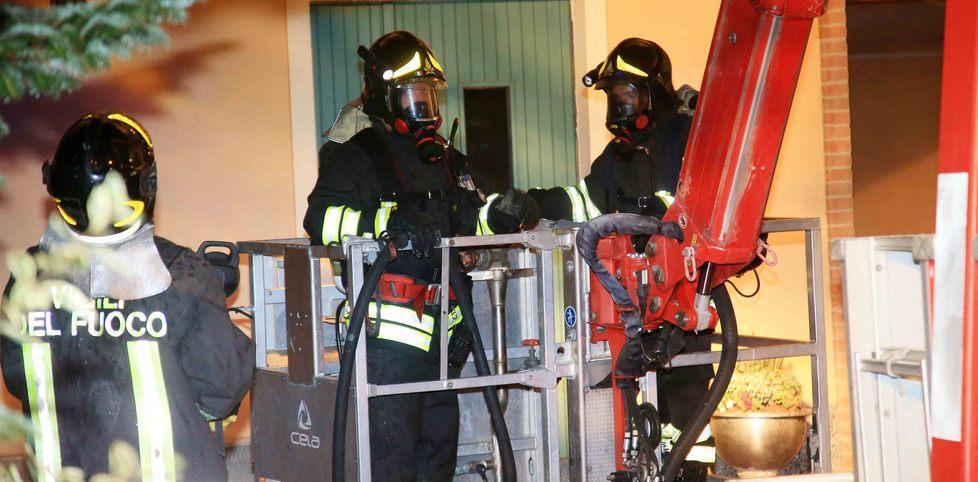 Rischiano di soffocare Salvate mamma e bimba 