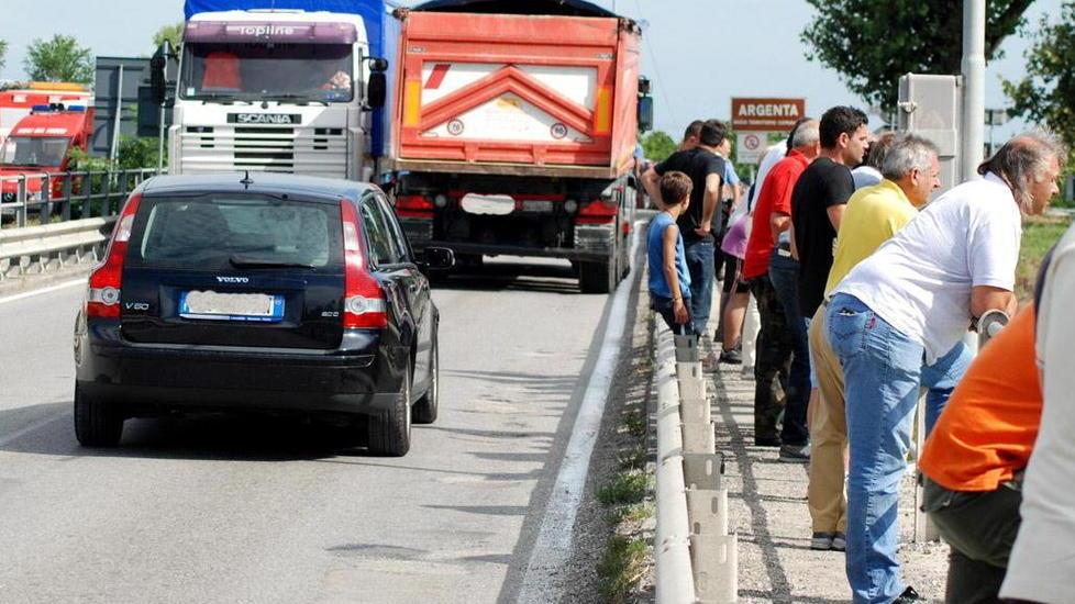 Convince un uomo a non gettarsi dal ponte