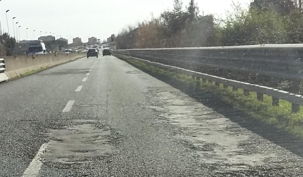 Buche e asfalto dissestato sulla Vecchia Aurelia