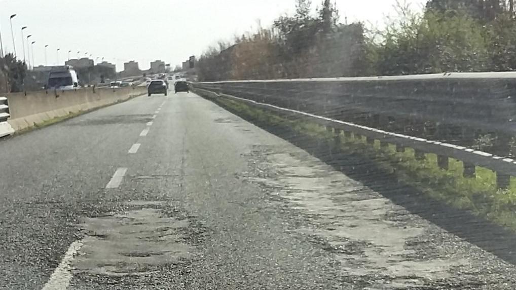 Buche e asfalto dissestato sulla Vecchia Aurelia