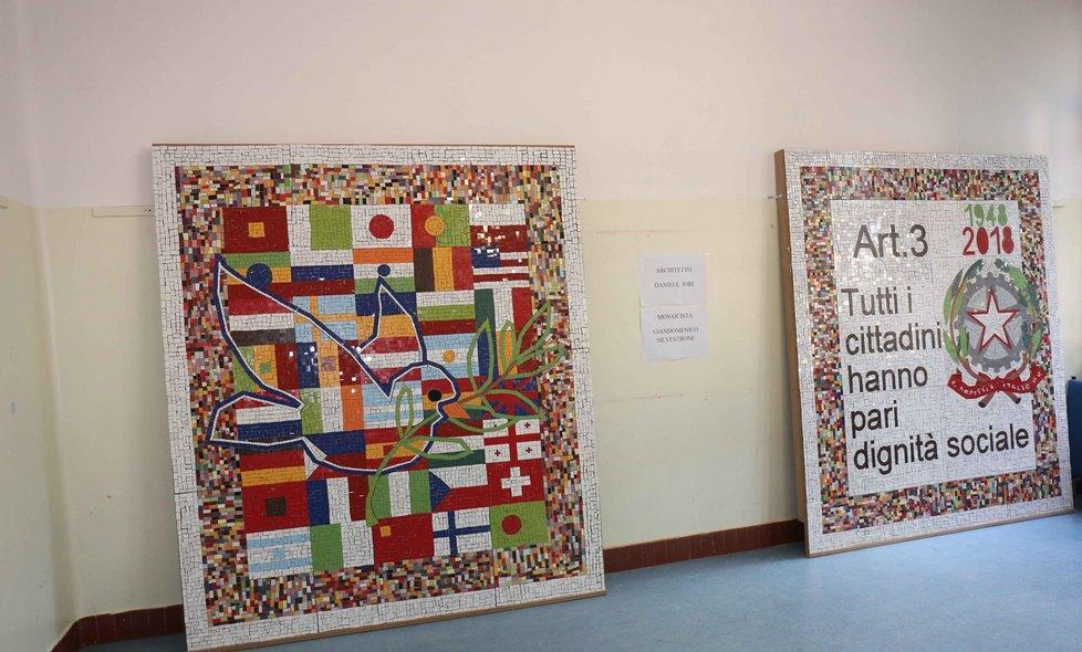 I bimbi autori di due mosaici sulla Costituzione