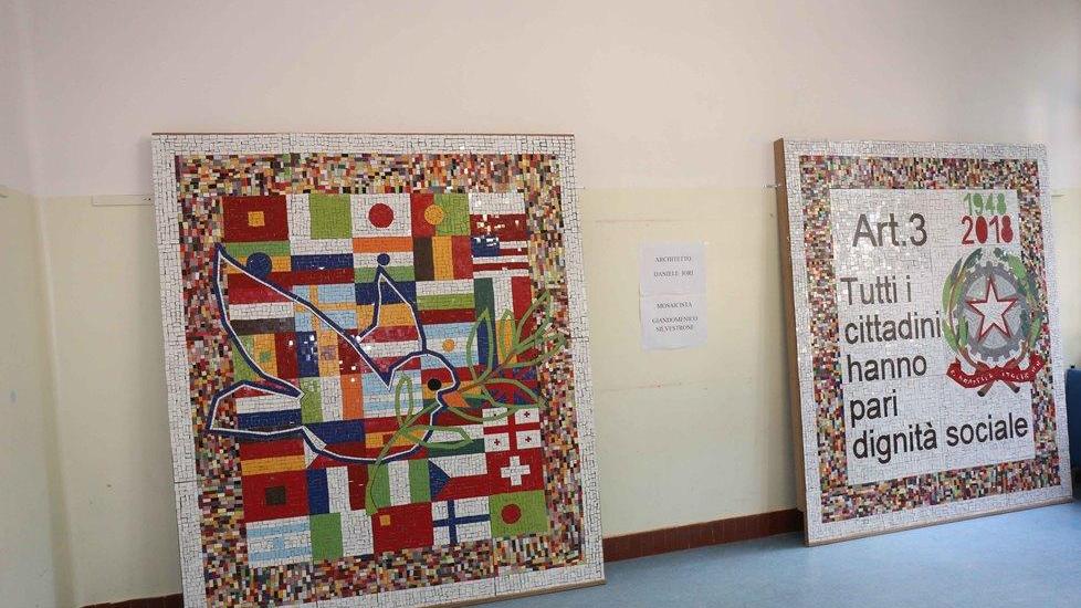 I bimbi autori di due mosaici sulla Costituzione