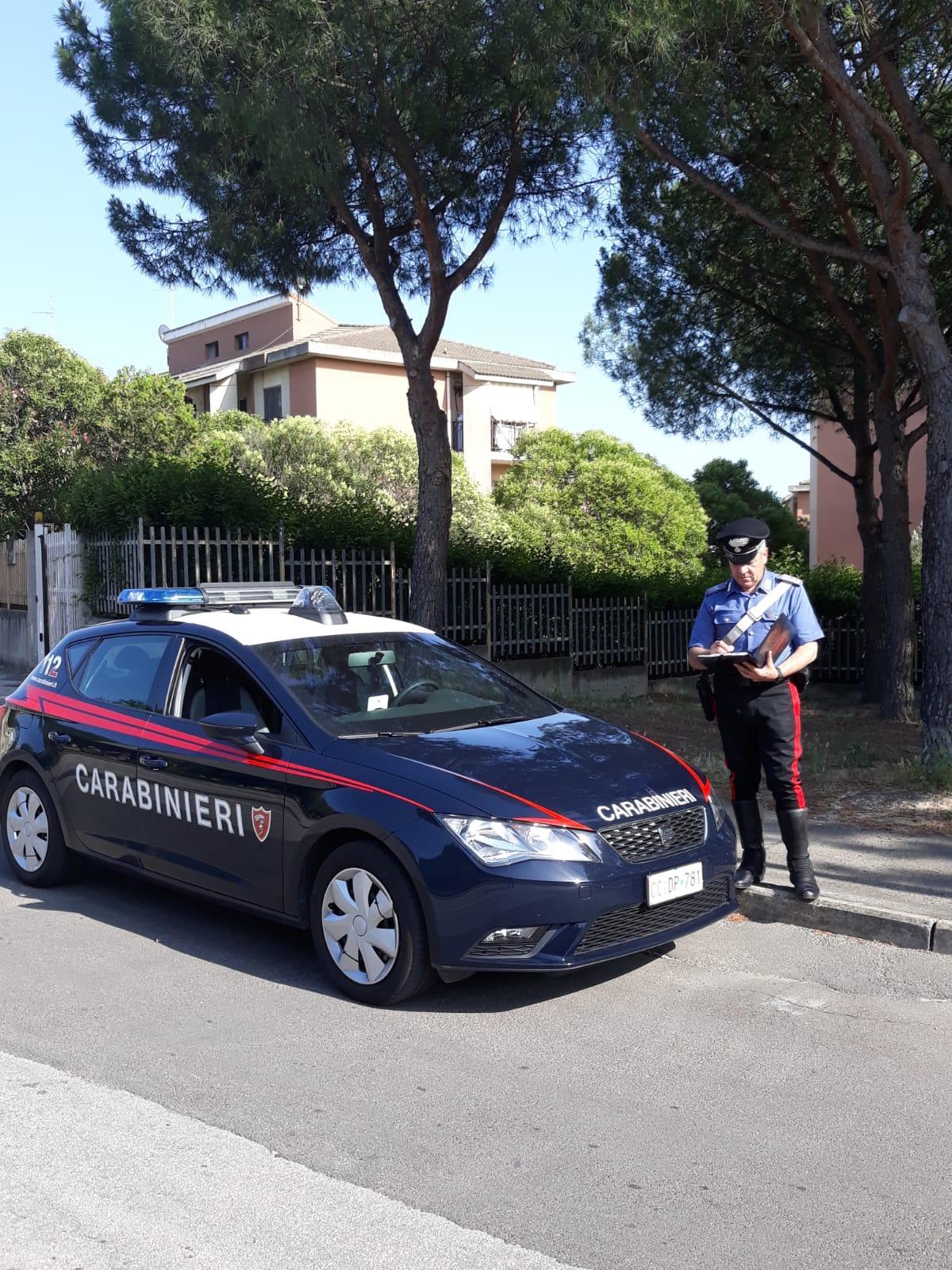 Rapina una 22enne e le strappa il reggiseno poi arriva un'auto e scappa