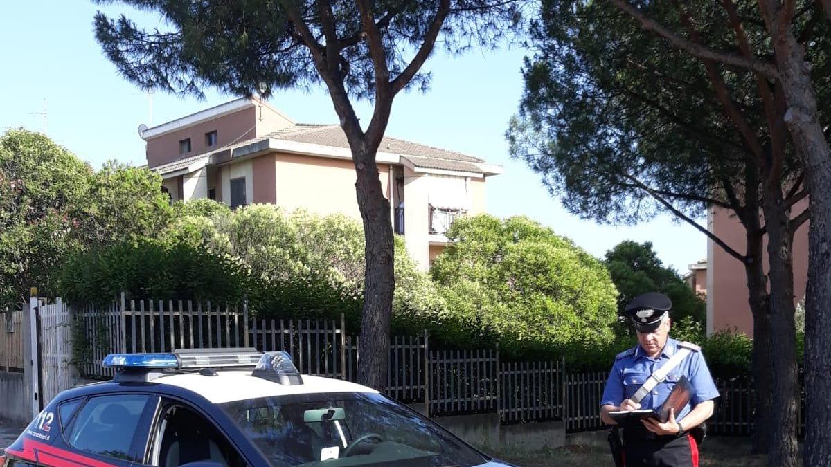 Rapina una 22enne e le strappa il reggiseno poi arriva un'auto e scappa