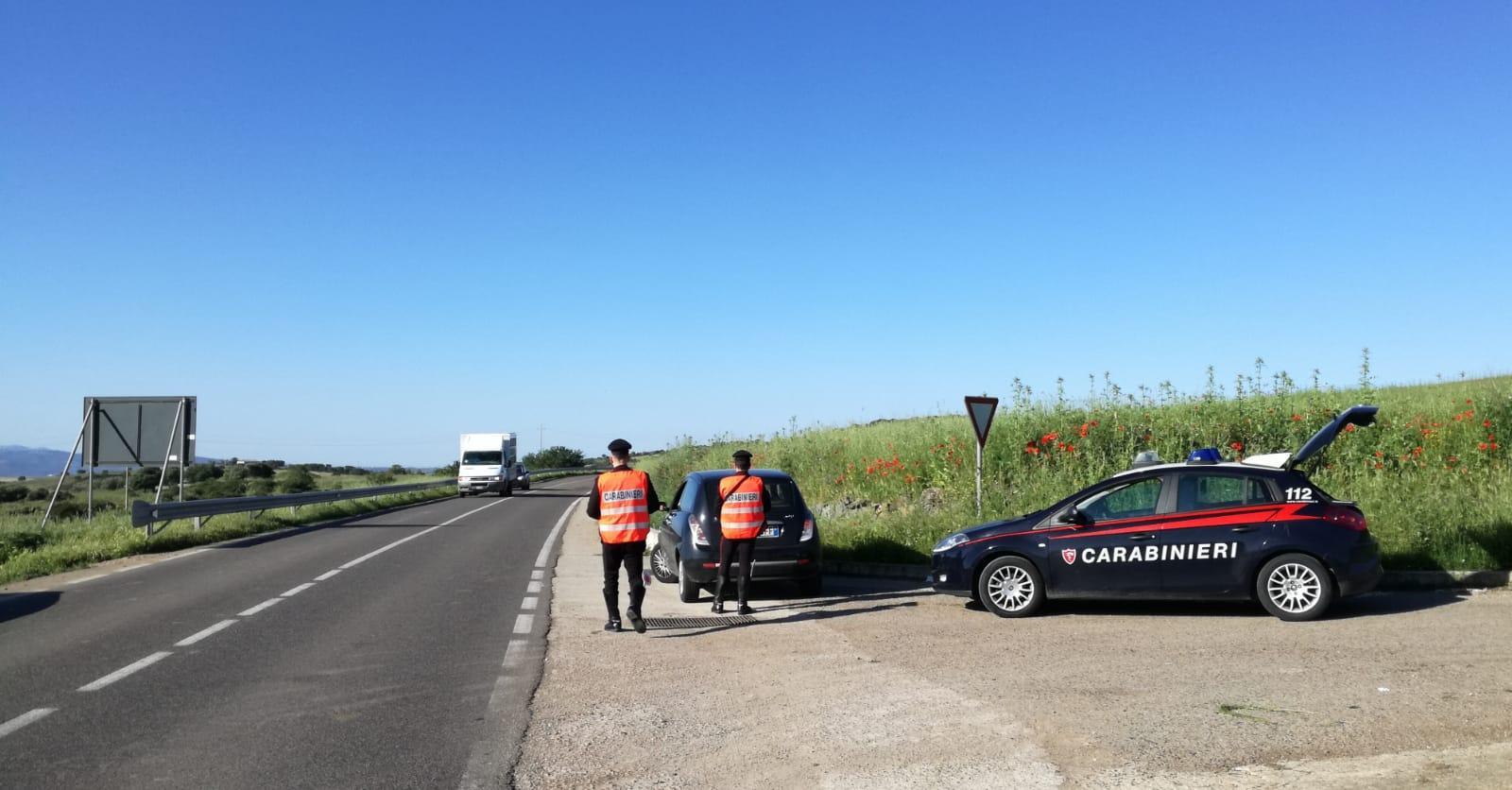 Forzano la porta di un circolo privato e rubano il cambiamonete