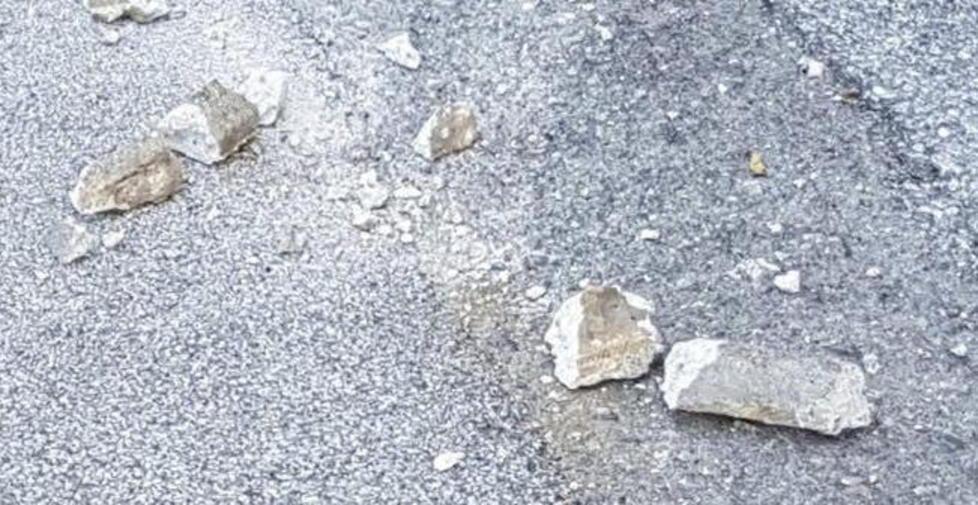 Crolla dal cavalcavia un pezzo di cemento 