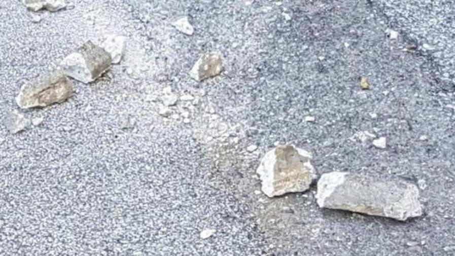 Crolla dal cavalcavia un pezzo di cemento