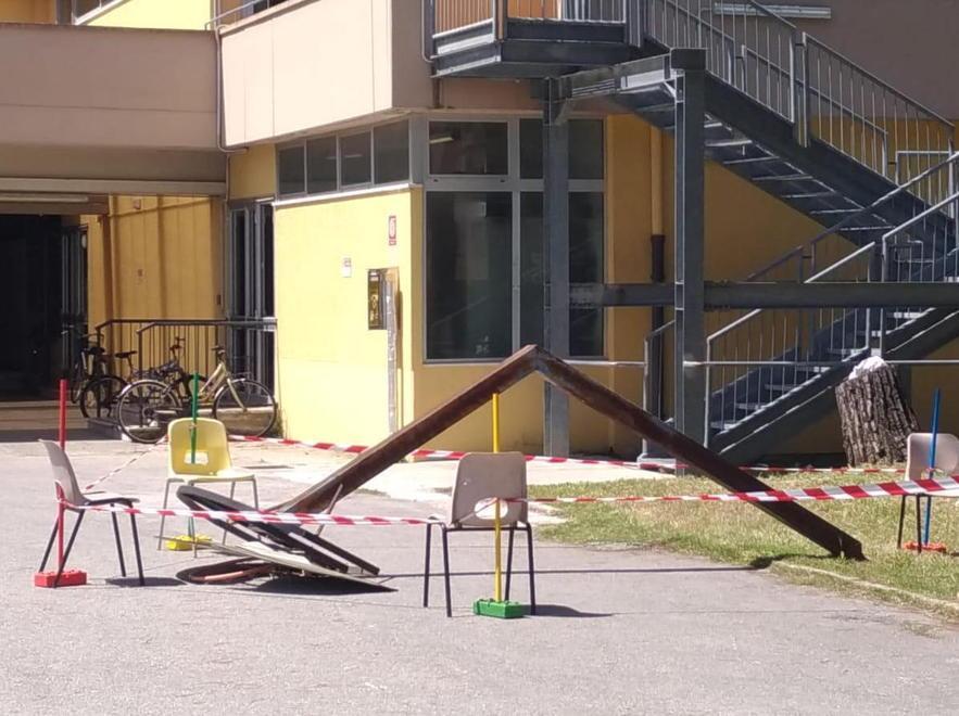 Un palo arrugginito crolla nel cortile della scuola