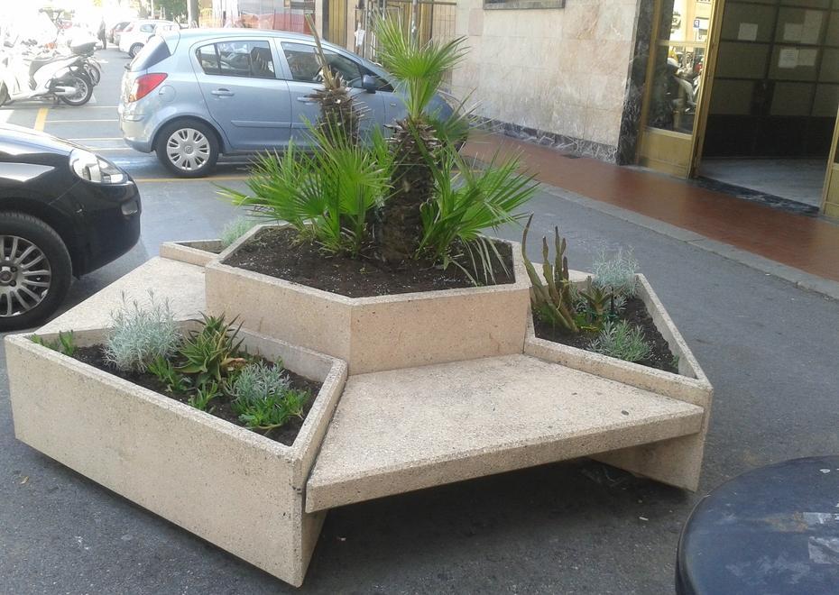 I tassisti risistemano le fioriere della stazione