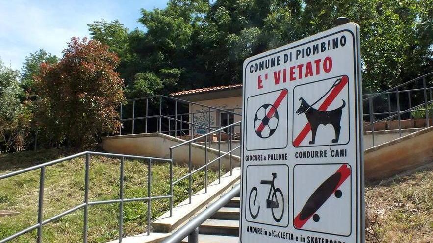 «I cani restino fuori dal giardino»