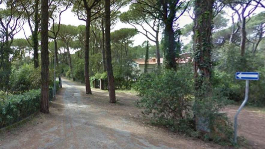 Passo sbarrato in via della Pineta