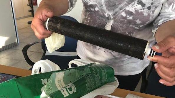 Il buio, le auto e l’acqua sporca in via Ticino