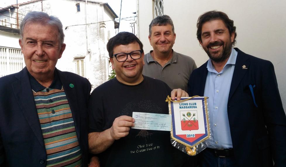 Un assegno per il centro ascolto