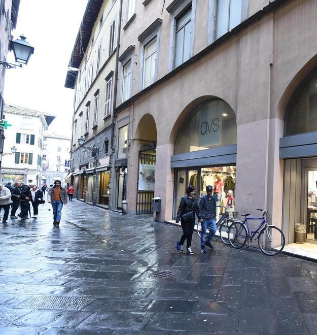 Momenti di paura per una scazzottata tra extracomunitari accanto all’Ovs 