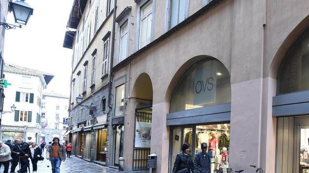 Momenti di paura per una scazzottata tra extracomunitari accanto all’Ovs