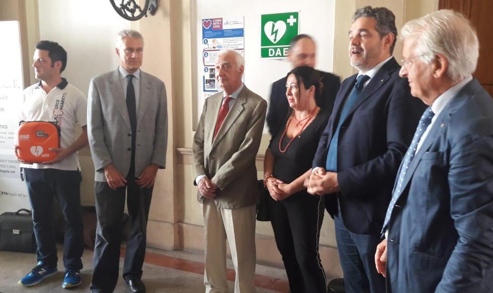Un defibrillatore al tribunale di Lucca 