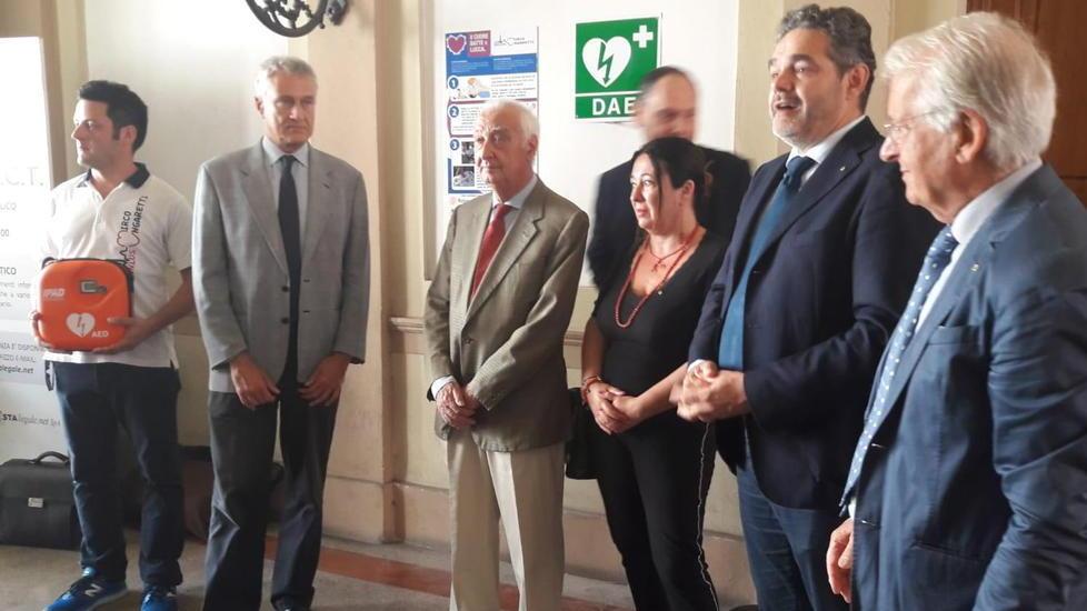 Un defibrillatore al tribunale di Lucca