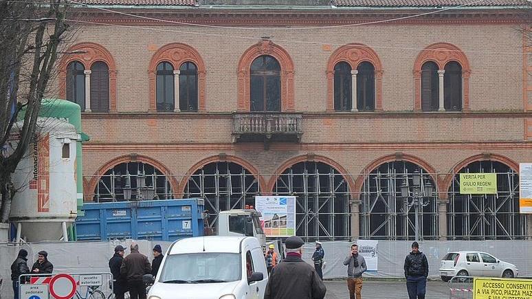 Bombe nascoste nel muro: oggi artificieri