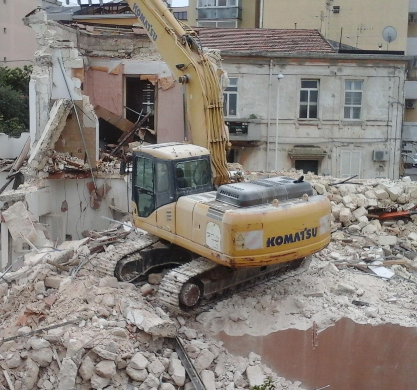 Sassari, cade sotto le ruspe un palazzo del Novecento: il web si scatena 