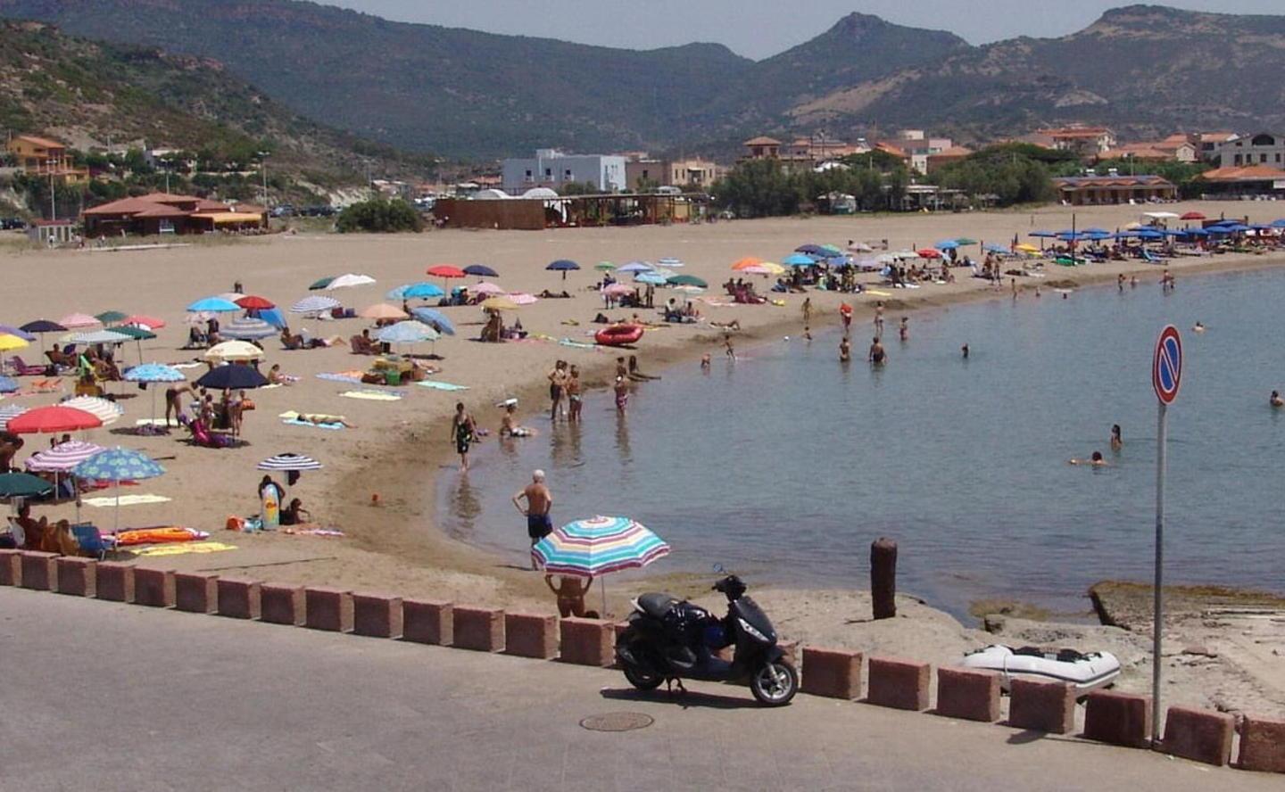 Stretta contro gli abusivi di turismo e commercio 