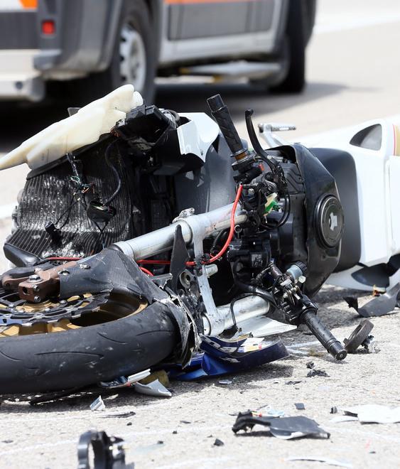 Violento impatto fra moto e auto Grave un giovane 