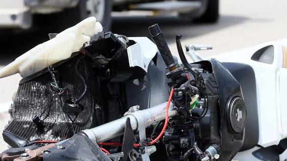 Violento impatto fra moto e auto Grave un giovane