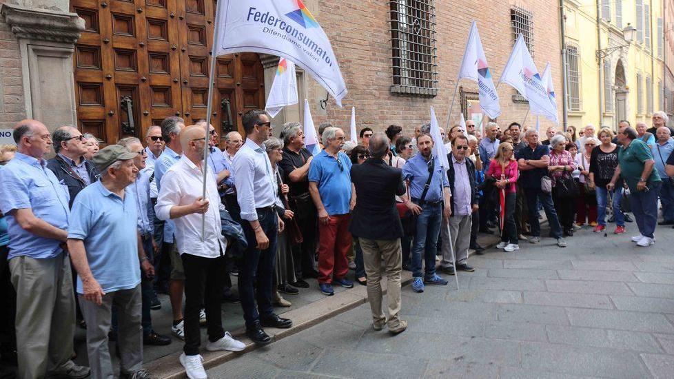 Scandalo Diamanti Presidio in via Roma con 200 reggiani