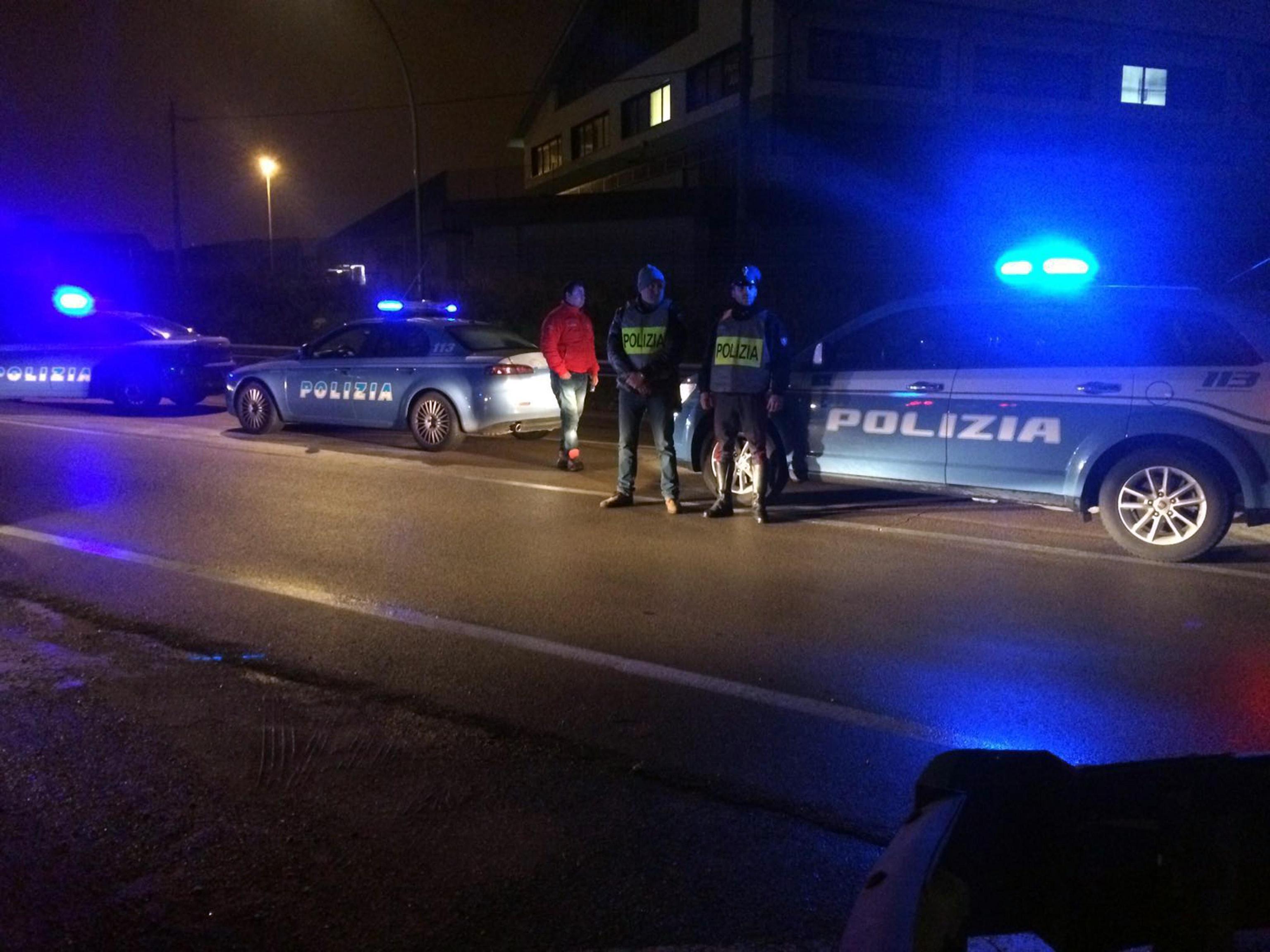 La polizia davanti alla sede della Mondialpol di Sassari (foto archivio)