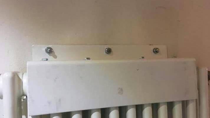 Si stacca un pezzo di termosifone