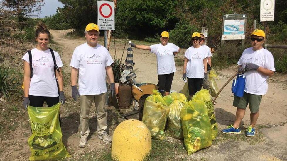 Dieci quintali di rifiuti rimossi dalla spiaggia