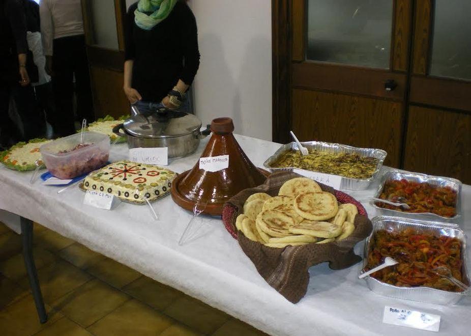 Tutti a tavola con sedici bandiere 
