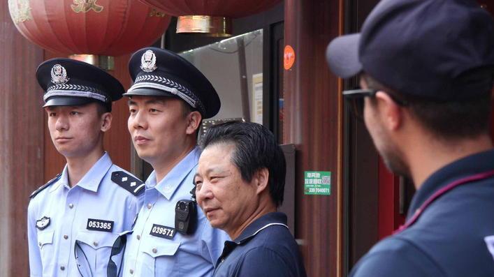 Prato, i poliziotti del Dragone applauditi come star a Chinatown