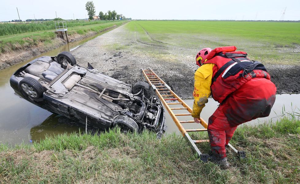 Con l’auto nel canale rischia l’annegamento 
