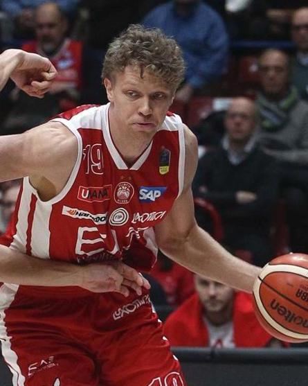 Basket, Milano va in finale
