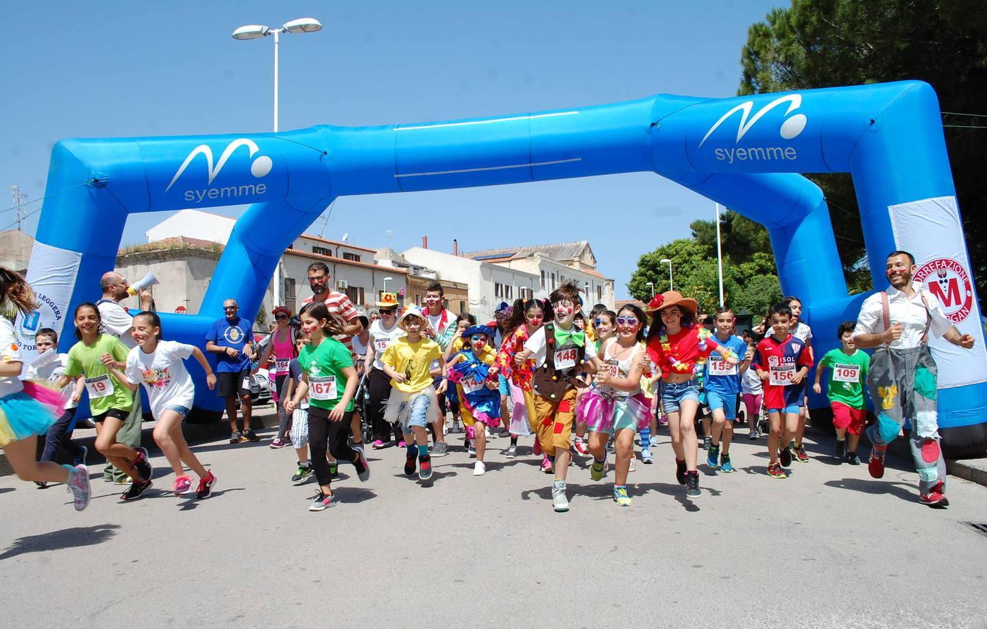 La corsa dei clown di Parada per solidarietà 
