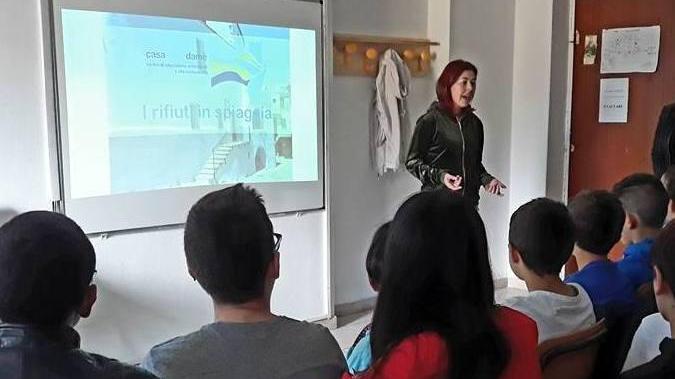 Rifiuti e ambiente, studenti a lezione