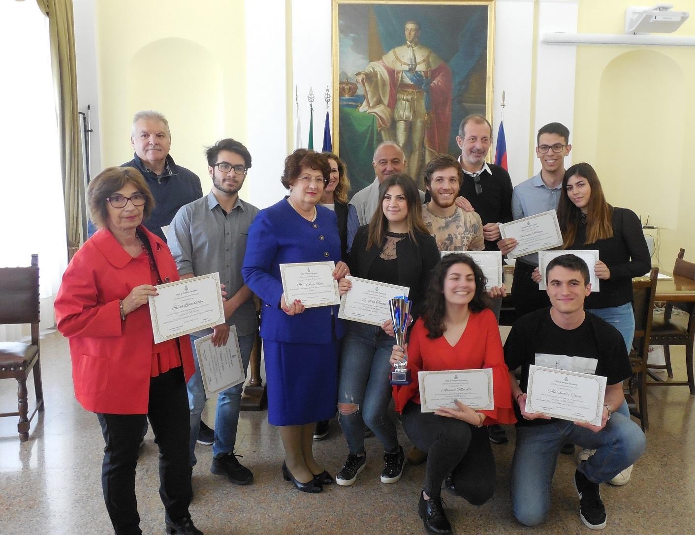  Premiati dal Comune i sei liceali “olimpionici” del Dettori