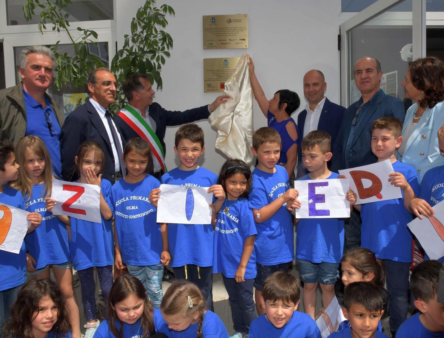 Lezione di solidarietà nella scuola rinata Targa per i sindacati 