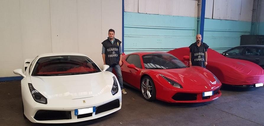 Vivono con assegni sociali confiscate loro tre Ferrari 