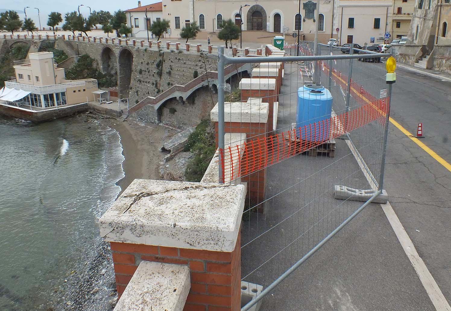 Il cantiere per il consolidamento della falesia tra viale del Popolo e piazza Bovio (foto Paolo Barlettani)