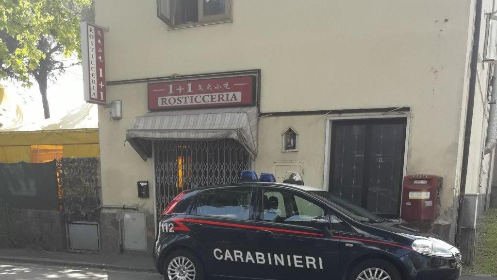 I carabinieri davanti dalla rosticceria cinese