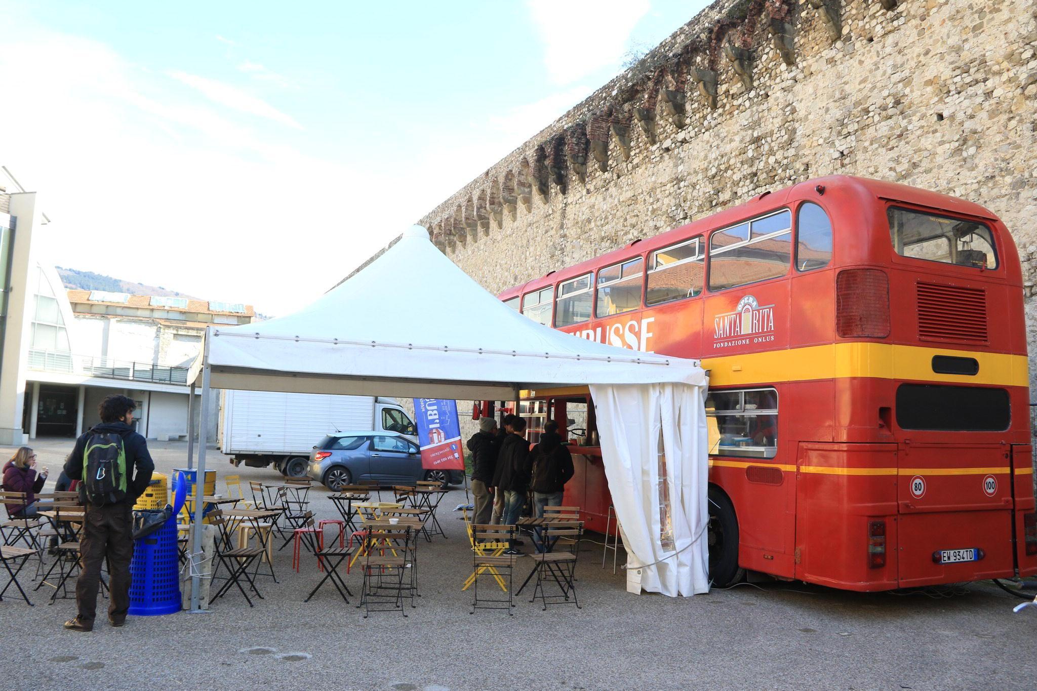 La caffetteria all'ex Campolmi nel bus gestito dalla Fondazione Opera Santa Rita