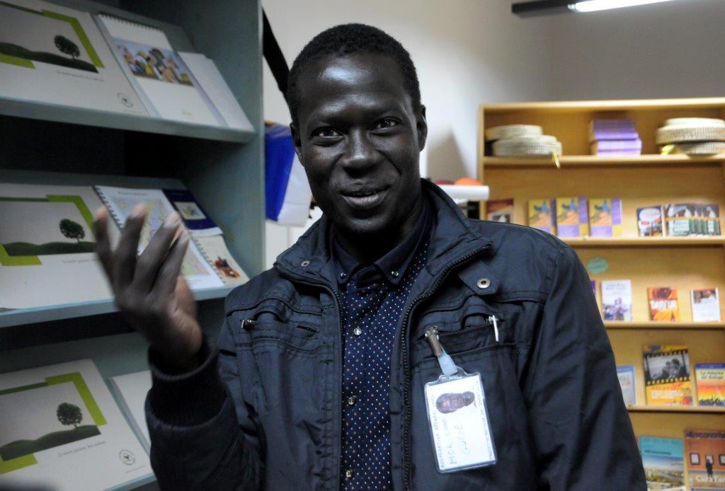 Gueye nella Bottega del migrante (foto Massimo Locci)
