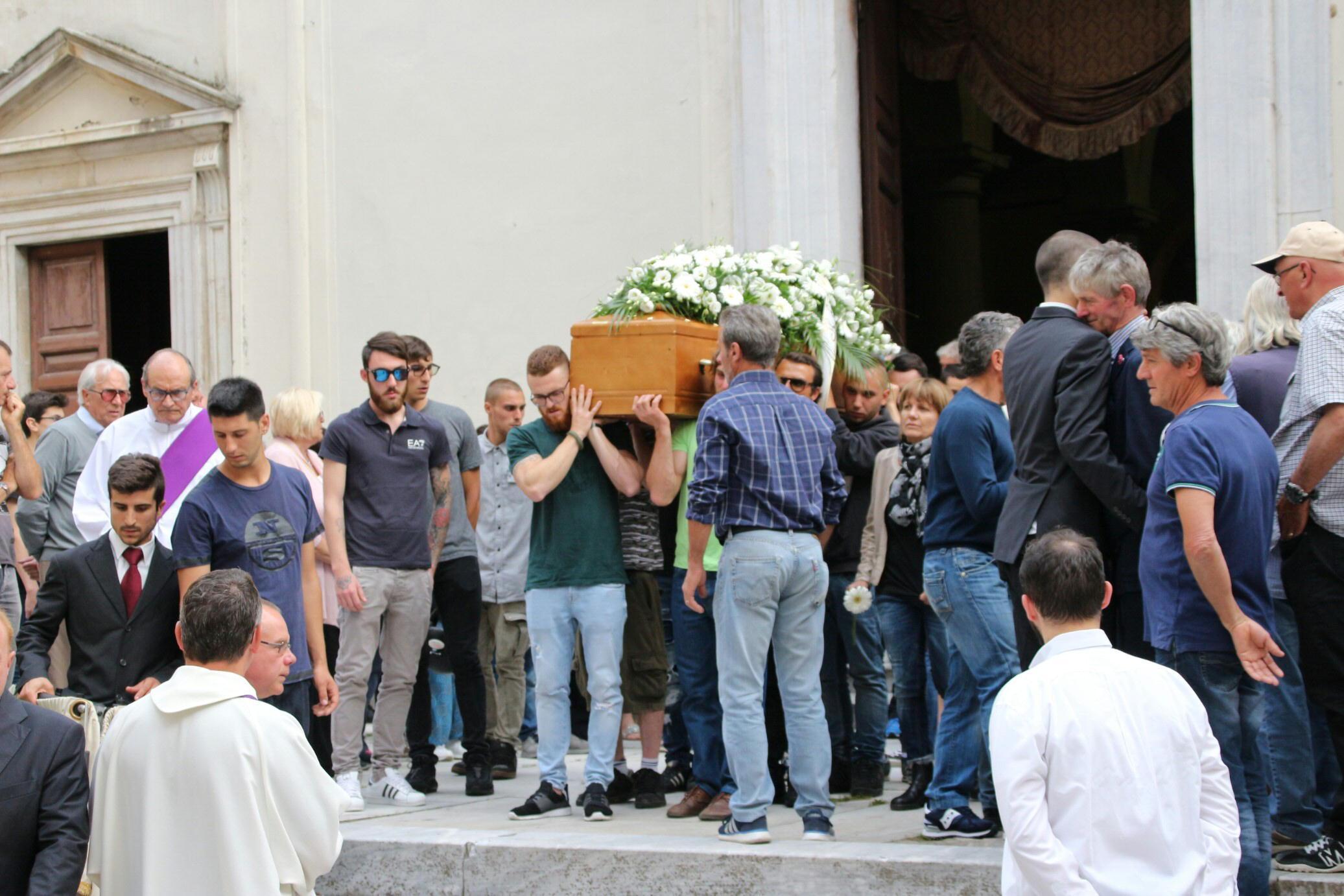 Una folla di giovani al Duomo per l'addio a Francesco - Video