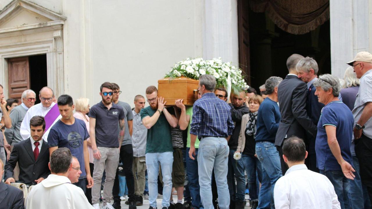 Una folla di giovani al Duomo per l'addio a Francesco - Video